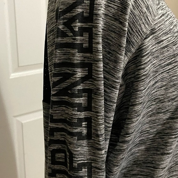VICTORIA SECRET’s Top ATHLEISURE TOP SIZE MEDIUM - Picture 2 of 7